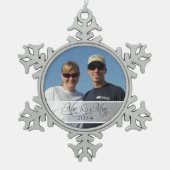 ミスター&ミセス初めてのクリスマス写真撮影写真 スノーフレークピューターオーナメント (正面)