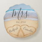 ミスター & ミセス ダスティーブルー ビーチ カップル ハート サンド ラウンドクッション (裏面)