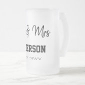 ミスター＆ミセス 姓 日付 年 結婚 記念品 フロストグラスビールジョッキ (正面右)
