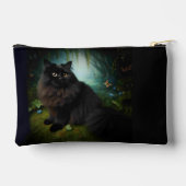 ミスティ・ウッズに囲まれた、ふわふわの黒猫の名前(フロント) アクセサリーポーチ (裏面)