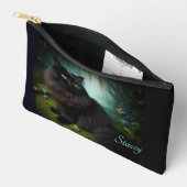 ミスティ・ウッズに囲まれた、ふわふわの黒猫の名前(フロント) アクセサリーポーチ (見開き)