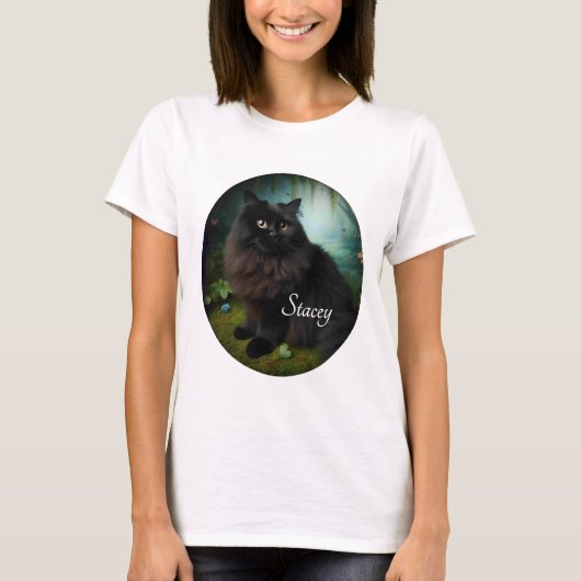 ミスティ・ウッズに囲まれた、ふわふわの黒猫の名前(フロント) Tシャツ (正面)