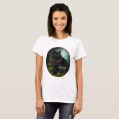 ミスティ・ウッズに囲まれた、ふわふわの黒猫の名前(フロント) Tシャツ (正面フル)