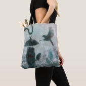 ミステリアスな飛んでいる鳥の給餌器トート トートバッグ (クローズアップ)