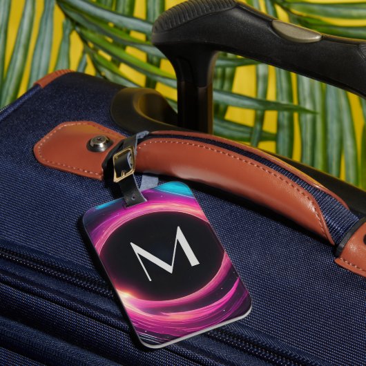 ミステリアスブラックホールトリフォールド財布ウィズモノグラム ラゲッジタグ (正面インサイチュ1)