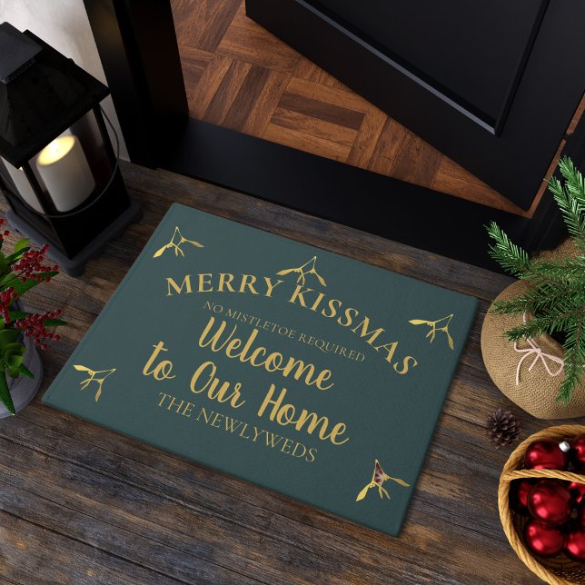ミストレおもしろいートウェルカムグリーンクリスマス ドアマット (Merry Kissmas! Put this doormat at your door and wait for all the kisses. Just add your family name)