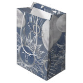 ミス太陽のティック | Dusty Blue Silver Moon Stars Sun ミディアムペーパーバッグ (正面アングル)