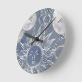 ミス太陽のティック | Dusty Blue Silver Moon Stars Sun ラウンド壁時計 (傾斜)