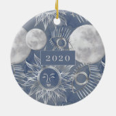 ミス太陽のティック | Silver Moon Stars Sun Monogram セラミックオーナメント (裏面)
