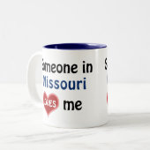 ミズーリの誰かが私を愛している ツートーンマグカップ (正面左)