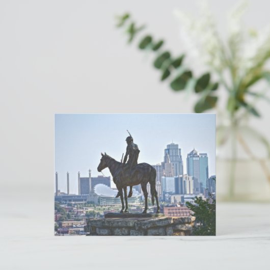 ミズーリ州カンザスシティーの斥候の像 ポストカード (スタンド正面)