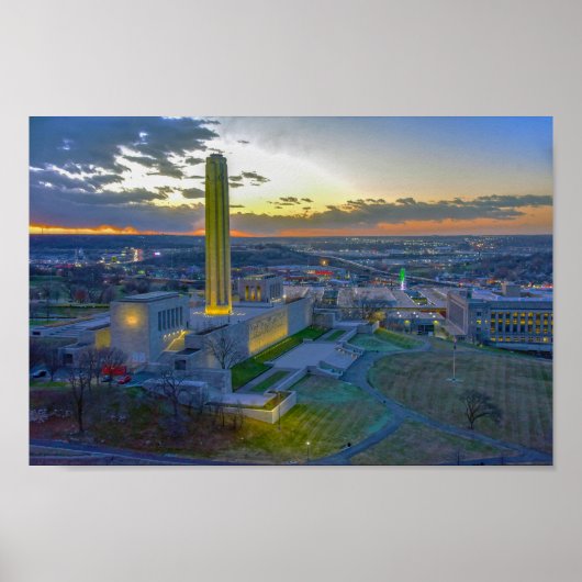 ミズーリ州カンザスシティー、サンセットでのLiberty Memorial ポスター (正面)
