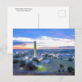 ミズーリ州カンザスシティー、サンセットでのLiberty Memorial ポストカード (正面/裏面)