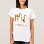 ミセス及び苗字ゴールドフォイルタイポグラフィシャツ Tシャツ<br><div class="desc">ミセスとラストフェイクネームのゴールドフォイルタイポグラフィTシャツは新婚旅行で衣服に来たからだ。このTシャツと名札付きシルバーシャツ男性へ。</div>