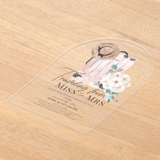 ミセス恋しく思ピンクスーツケースブライダルシャワーへ旅行 アクリル招待状 (レイダウン)