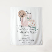 ミセス恋しく思ピンクスーツケースブライダルシャワーへ旅行 タペストリー (正面)