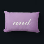 ミセス素晴らしズの結婚テーマ ランバークッション<br><div class="desc">新素晴らし婚のカップルに結婚は、この枕は素敵な贈り物を作る。紫色のパーチメントの背景と白いキュラッシブなフォントを搭載し、「and」を表示。コレクション内の一致する枕をチェック。今日は注文しろ！</div>