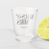 ミセス・アンド・ミセスパーソナライズされたの結婚ショット・グラスの好意 ショットグラス (裏面)