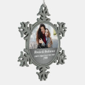 ミセス・アンド・ミセス・シルバー・ダマスクの初めてのクリスマス スノーフレークピューターオーナメント (左)