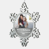 ミセス・アンド・ミセス・シルバー・ダマスクの初めてのクリスマス スノーフレークピューターオーナメント (右)