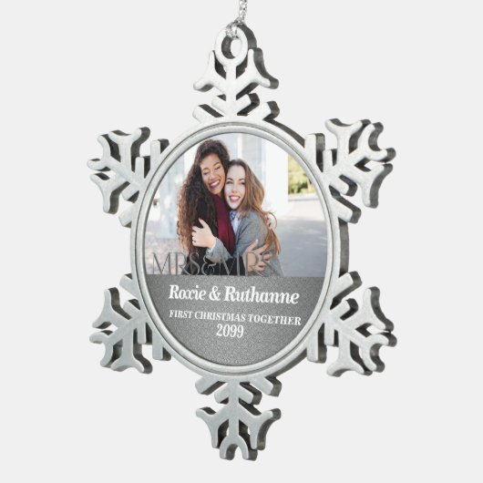 ミセス・アンド・ミセス・シルバー・ダマスクの初めてのクリスマス スノーフレークピューターオーナメント (右)