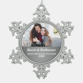 ミセス・アンド・ミセス・シルバー・ダマスクの初めてのクリスマス スノーフレークピューターオーナメント