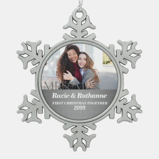 ミセス・アンド・ミセス・シルバー・ダマスクの初めてのクリスマス スノーフレークピューターオーナメント (正面)