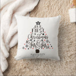 ミセス・アンド・ミセス・ニュー結婚ス・クリスマスツリー クッション<br><div class="desc">デザインはクラシックの書道の台本にハートと雪片を添えた素晴らしいクリスマスツリー結婚を掲げている。名前カスタマイズとイベント日を選択して簡単。新郎新婦、新婦、アニバーサリーカップルなどのための完璧な贈り物。</div>