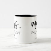 ミセス・エレガント名前をカスタムする結婚の新しいカップル・ギフト  ツートーンマグカップ (中央)