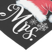 ミセス・クロース・カップルがクリスマス・パジャマ・サンタにマッチ ショートテーブルランナー (コーナー)