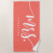ミセス・コーラルと白人新婚の花嫁パーソナライズされた ビーチタオル (正面)