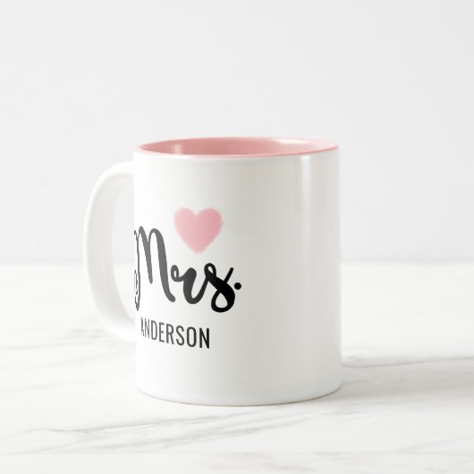 ミセス・ブラックモダンスクリプトピンクハートカスタムウェディング ツートーンマグカップ (正面左)