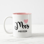 ミセス・ブラックモダンスクリプトピンクハートカスタムウェディング ツートーンマグカップ (左)