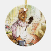 『ミセス・マウスがポットとパンを片付ける』 Beatrix Potter セラミックオーナメント (正面)