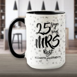 ミセス・ライトおもしろい25th Silver Anniversary マグカップ<br><div class="desc">右さん結婚に25周年記念プレゼント。名前と年でパーソナライズ結婚する。おもしろいとユニーク誰の記念日に祝のカスタマイズ可能な結婚ギフト。Thisisnomeによる設計©</div>