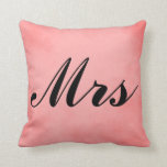 ミセス・ラブリー・ピンクの羊皮紙(※2)とミスター&ミセス クッション<br><div class="desc">ピンク色の美しい羊皮紙「Mr. and Mrs.」枕で家を飾りなさい。 このピンク色のパーチメント「Mrs.」は、婚姻の装飾的なシンボルで、カスタマイズが容易なフォントを備えています。 ... </div>