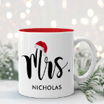 ミセス・レッド・サンタハットカスタム・ホリディモノグラム ツートーンマグカップ<br><div class="desc">クリスマスの休日のマグカップは、おモダン客様の姓と黒いスクリプカスタムトの夫人を特徴とする。フェスティバルの赤いサンタハットはデザインにアクセントを与える。新しいカップルの最初の結婚クリスマスに向け祝て完璧なギフト結婚した!ミスター・ホリデー・マグに向けて当店を訪問。</div>