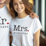 ミセス・ヴィンテージ・ブラックパーソナライズされたズ結婚・モノグラム トライブレンドＴシャツ<br><div class="desc">ミッカスタムズまたはフューチャーのミセスのヴィンテージタイプライターのスタイル文字は黒で赤いハートアクセントを持つ。マッチするMrシャツのために私たちの店を訪問 – これらはユニークの贈り物を作り結婚、ハネムーンでのカップルの衣服に最適！</div>