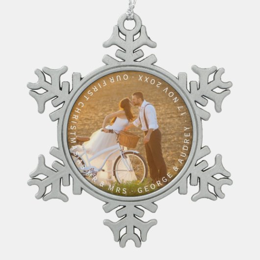 ミセス・初めてのクリスマス・サークル文字結婚の写真 スノーフレークピューターオーナメント (正面)