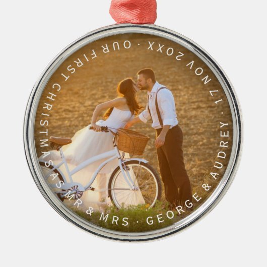 ミセス・初めてのクリスマス・サークル文字結婚の写真 メタルオーナメント (正面)