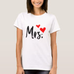 ミセスTシャツ – かわいい妻の贈り物と赤いハート Tシャツ<br><div class="desc">スタイルでミセスのステータスを表示する黒のスクリプトと2つの赤いハートを備えた愛らしいはっきりしたTシャツ。あなたは新郎新婦でも、また結婚したは堂々と連れて行っても、どの衣装にも魅力を添える。カジュアル衣服素晴らしのため、ハネムーン旅行のため、ブライダルシャワーのため、またはあなたのミセスのための思いやりある贈り物としてお気に入りのは、終日の心地よいと自信のための柔らかく通気性の良い生地で作られた。</div>