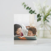 ミックスレース読マザーの本を息子に ポストカード (スタンド正面)