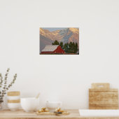 ミッション山脈を背景にした真っ赤な納屋 ポスター (キッチン)