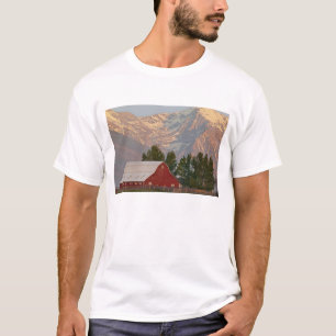 ミッション山脈を背景にした真っ赤な納屋 Tシャツ