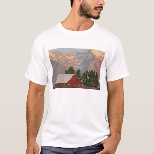 ミッション山脈を背景にした真っ赤な納屋 Tシャツ (正面)