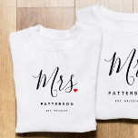ミッスタイリッシュズカスタムの姓と日結婚付 Tシャツ<br><div class="desc">おもしろいとデザインは、かわいい赤い愛のハートをフルに持つスタイリッシュタイポグラフィの台本「ミセス」を特徴としモダンて、新婦のための完璧な贈り物である。デザインはあなたの姓と確立された日付でパーソナライズする簡単であり、あなたの特別な日から完璧な記念になる。</div>