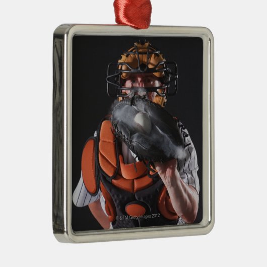 ミットの球を握る野球のキャッチャー メタルオーナメント (右)