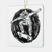 ミッドエアスケートボードをしている伝説的なスケーター セラミックオーナメント (左)