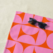 ミッドセンチュリーのピンクとオレンジのパタモダンーン ビーチタオル (インサイチュ)