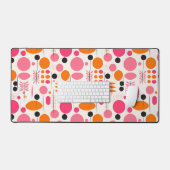 ミッドセンチュリーの幾何学模様（ピンクとオレンジ） デスクマット (キーボード&マウス)